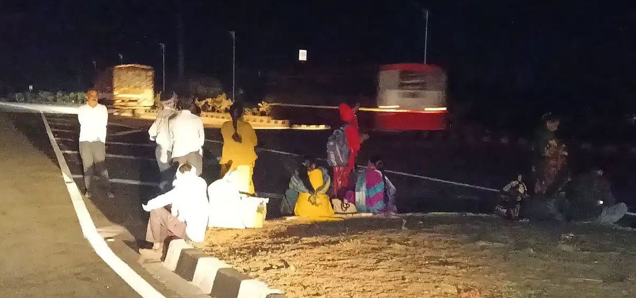 सेवा सड़क पर बसें नहीं रुक रहीं, यात्रियों को भारी परेशानी