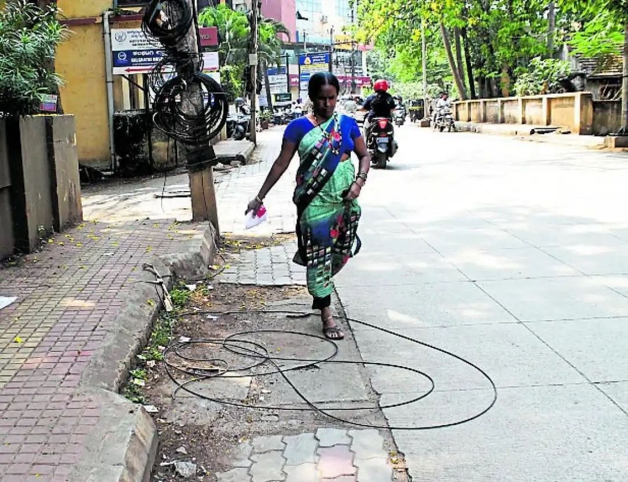 हवा में लटकते केबल बने जानलेवा