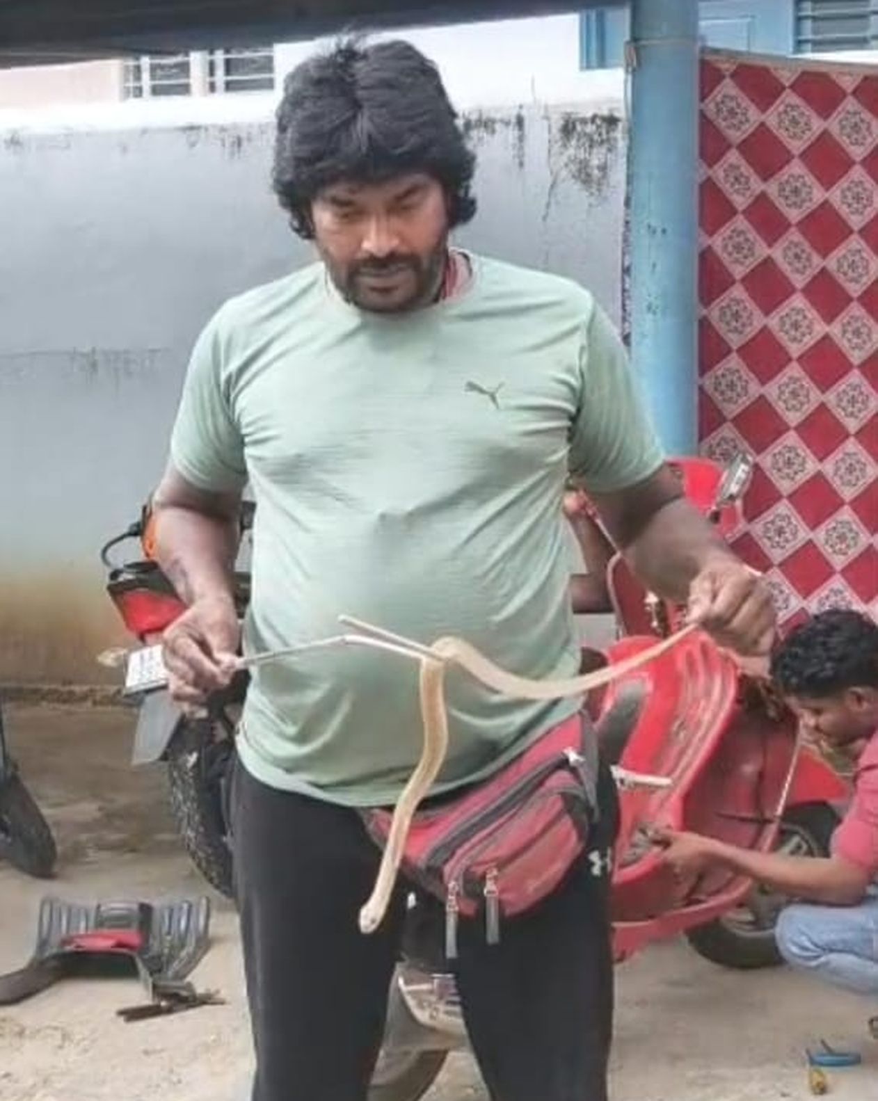 स्कूटी में छिपा नाग, समय रहते सुरक्षित रेस्क्यू