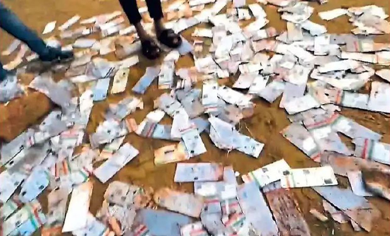 नदी किनारे मिले आधार कार्ड, डाक विभाग के खिलाफ मामला दर्ज