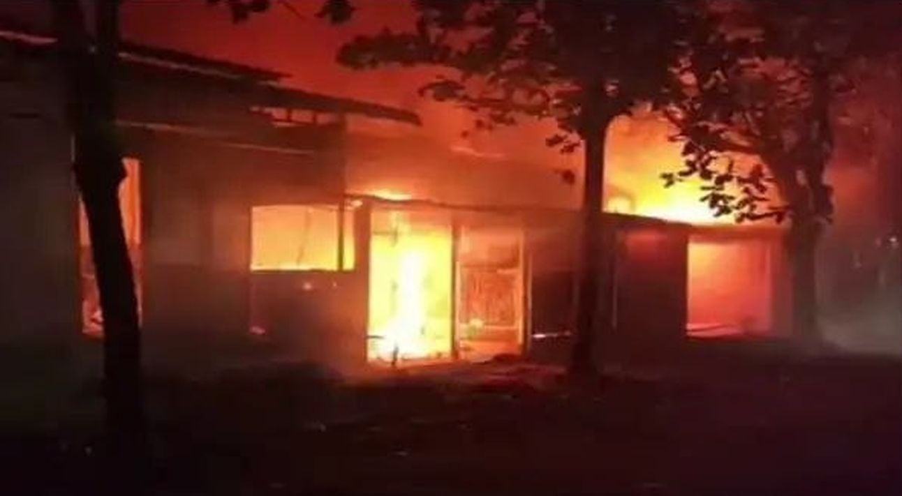 शॉर्ट सर्किट से 12 दुकानें जलकर खाक, लाखों का नुकसान