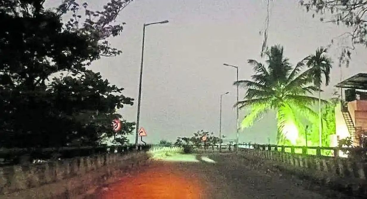 बिना रखरखाव खतरनाक बना रेलवे ओवरब्रिज, लोग परेशान