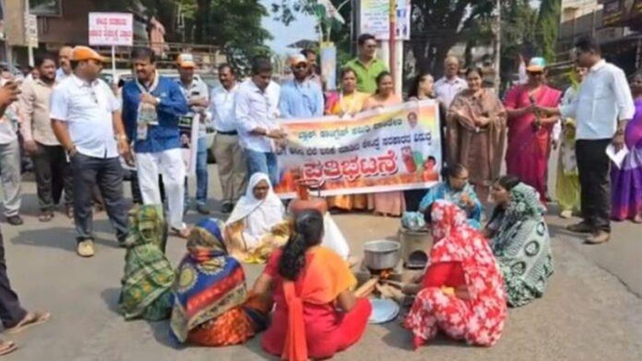 गैस आपूर्ति संकट के विरोध में सड़क पर चूल्हा जलाकर प्रदर्शन