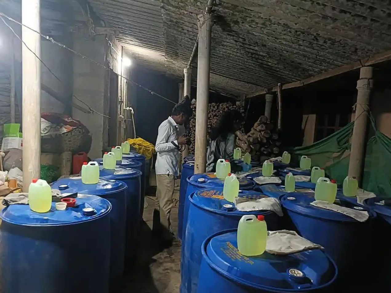 अवैध रूप से रखा 4,175 लीटर डीजल जब्त