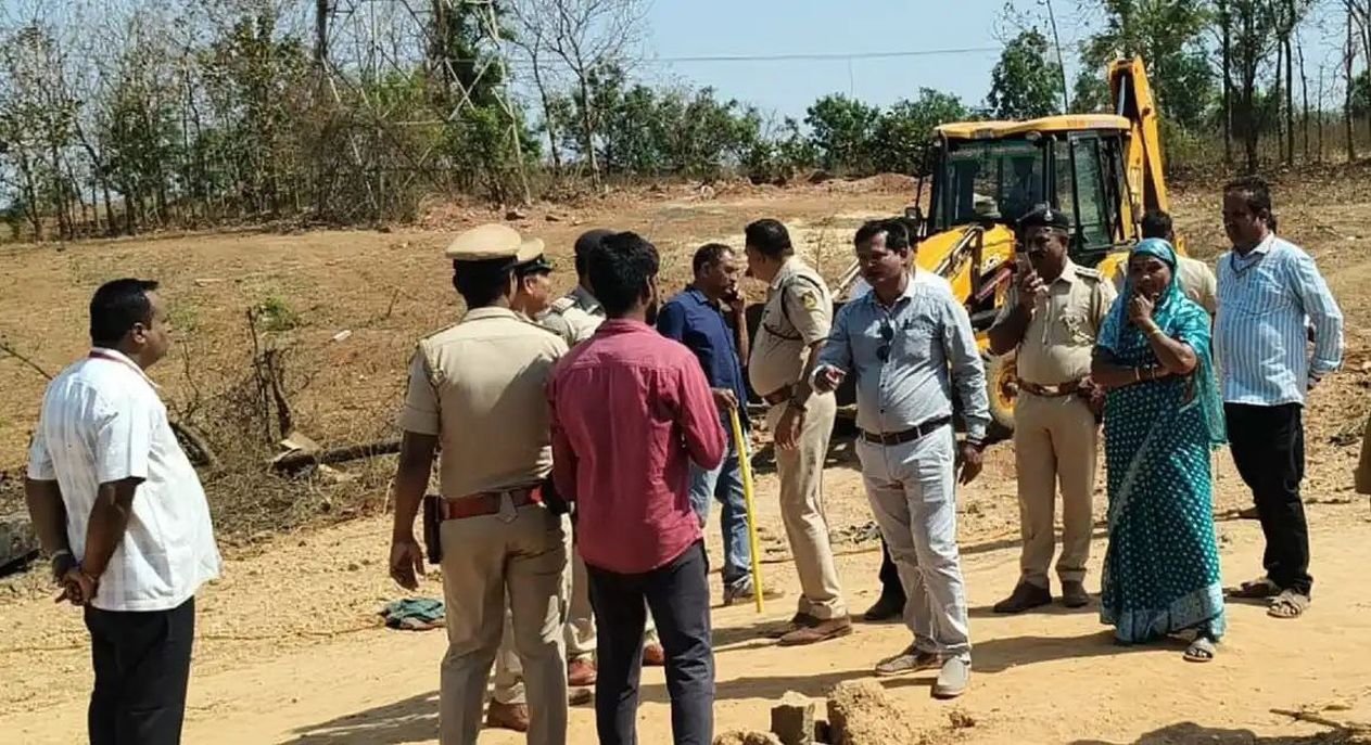 सरकारी गोमाल भूमि से अतिक्रमण हटाया