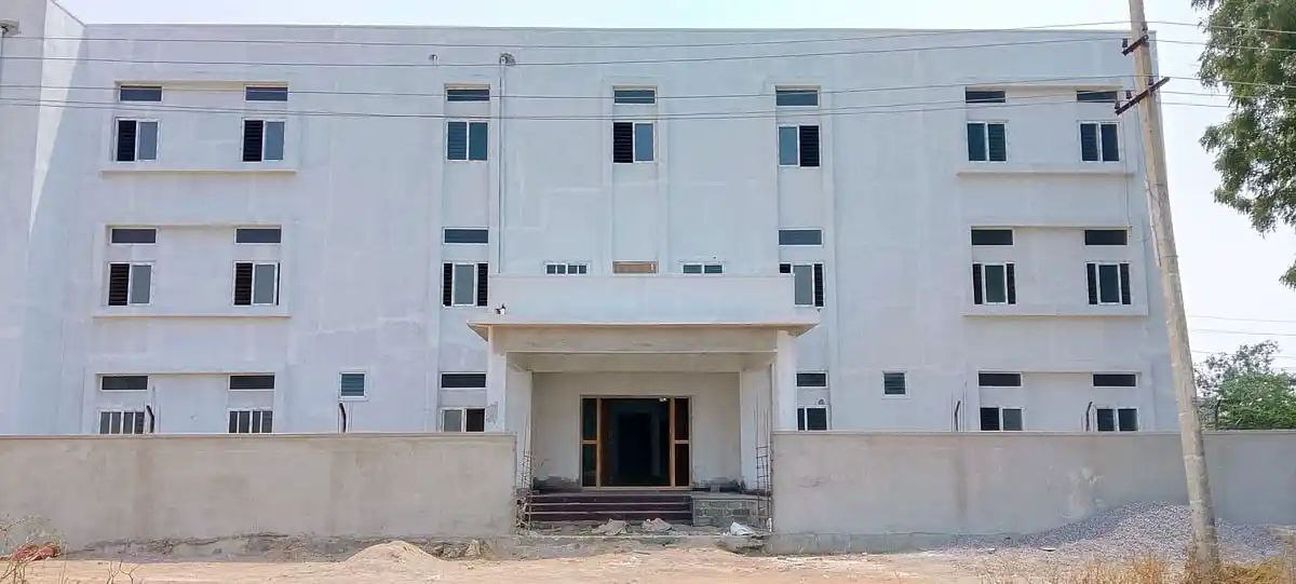 निर्धारित समय में पूरा नहीं हुआ छात्रावास भवन