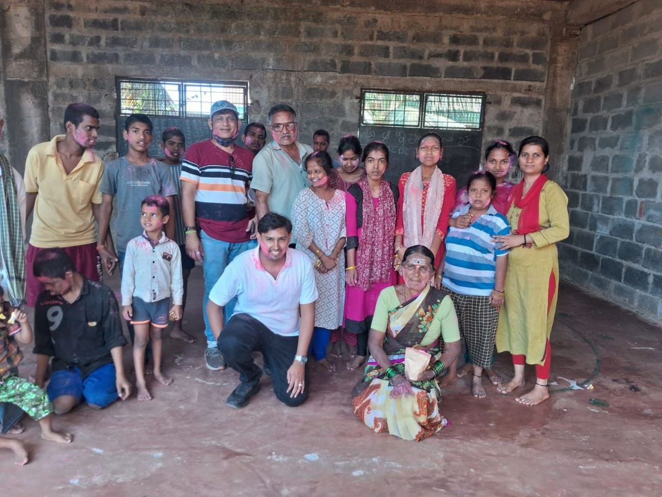 विशेष बच्चों संग मनाई रंगों भरी होली