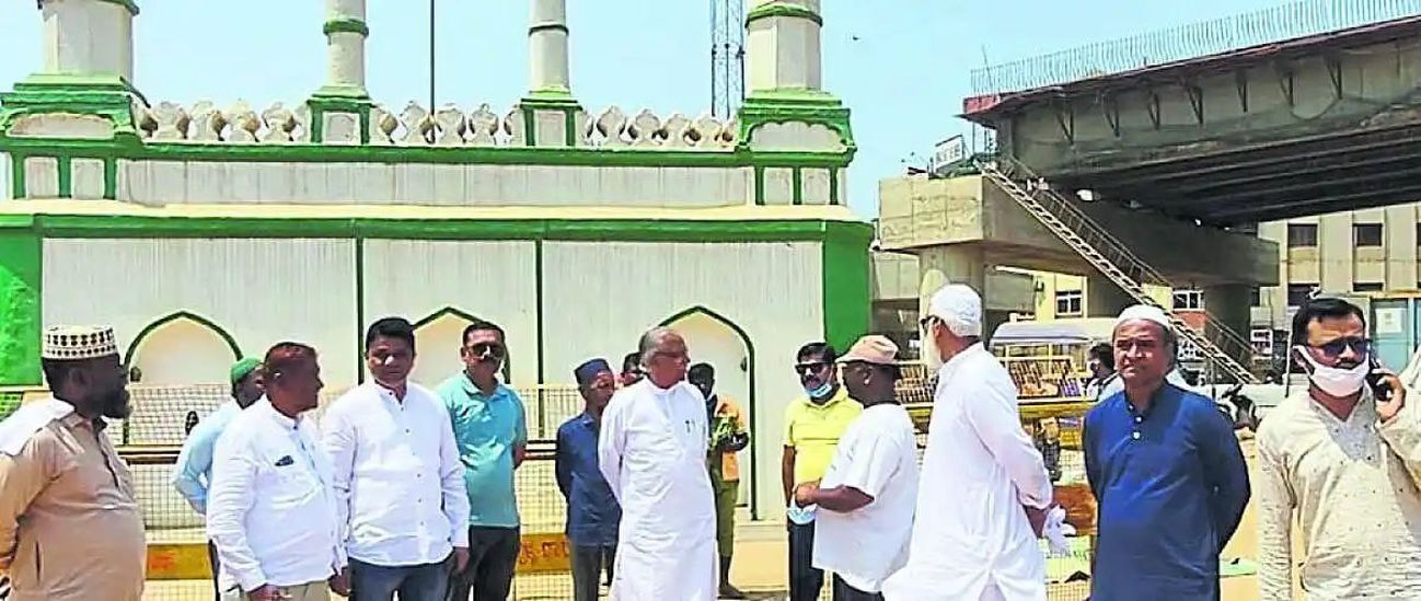 बुजुर्गों और बच्चों को न लाएं