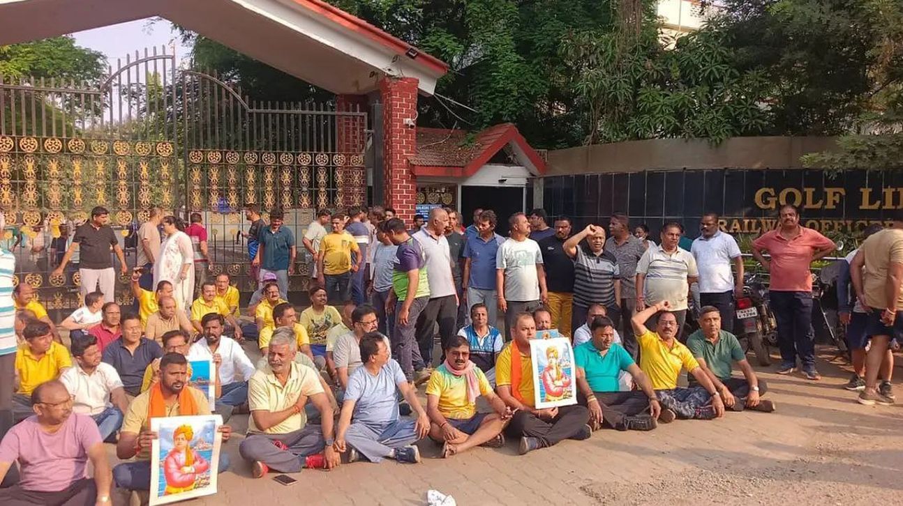 मंदिर हटाने पर प्रदर्शन