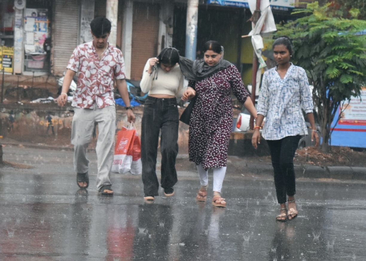 हुब्बल्ली-धारवाड़ में आंधी-बारिश से जनजीवन अस्त-व्यस्त