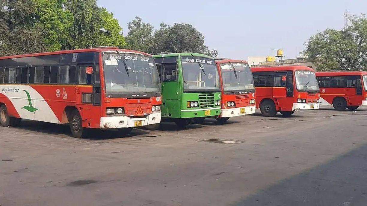 वेतन न मिलने पर संविदा बस चालकों की हड़ताल