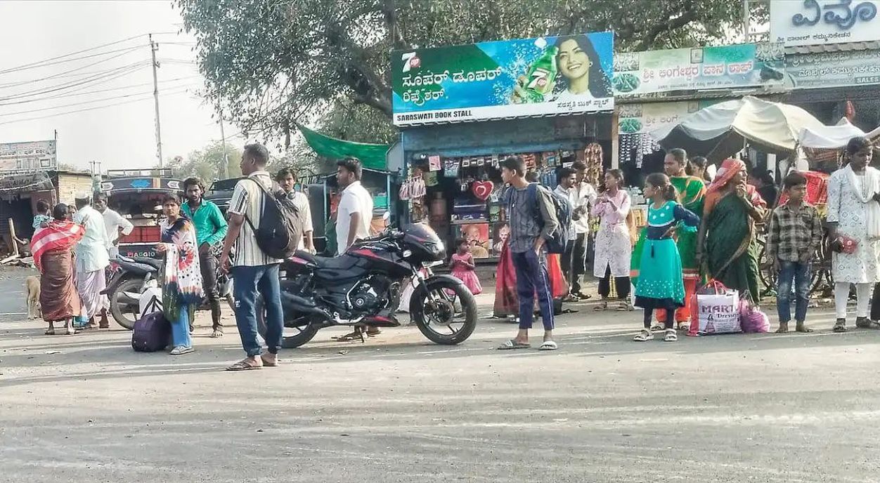 एनएच-50 पर अवैज्ञानिक बस स्टॉप से यात्रियों को परेशानी