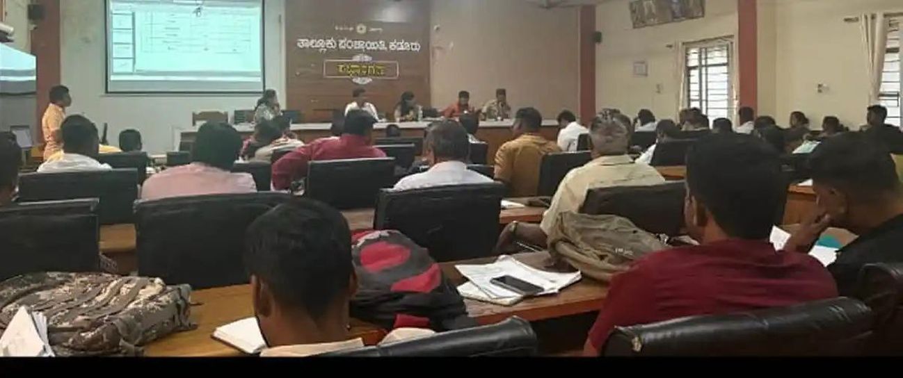 तहसीलदार की बैठक में विधायक के पीए के बैठने पर विवाद