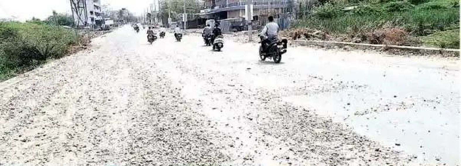 कम्प्ली में सड़क निर्माण की सुस्त रफ्तार से जनता परेशान