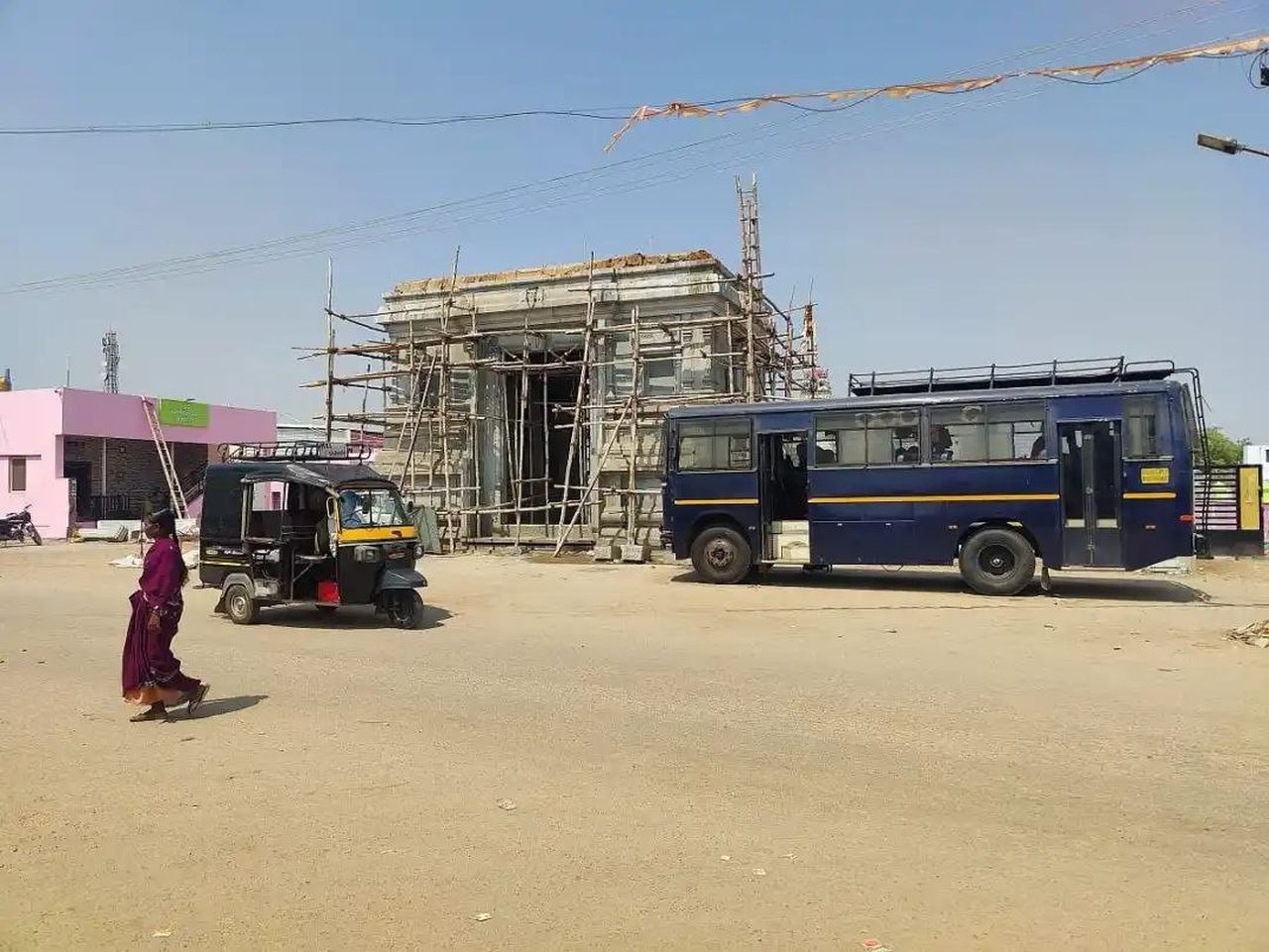 जातीय विवाद से गांव दो हिस्सों में बंटा, 8 नाई की दुकानें बंद