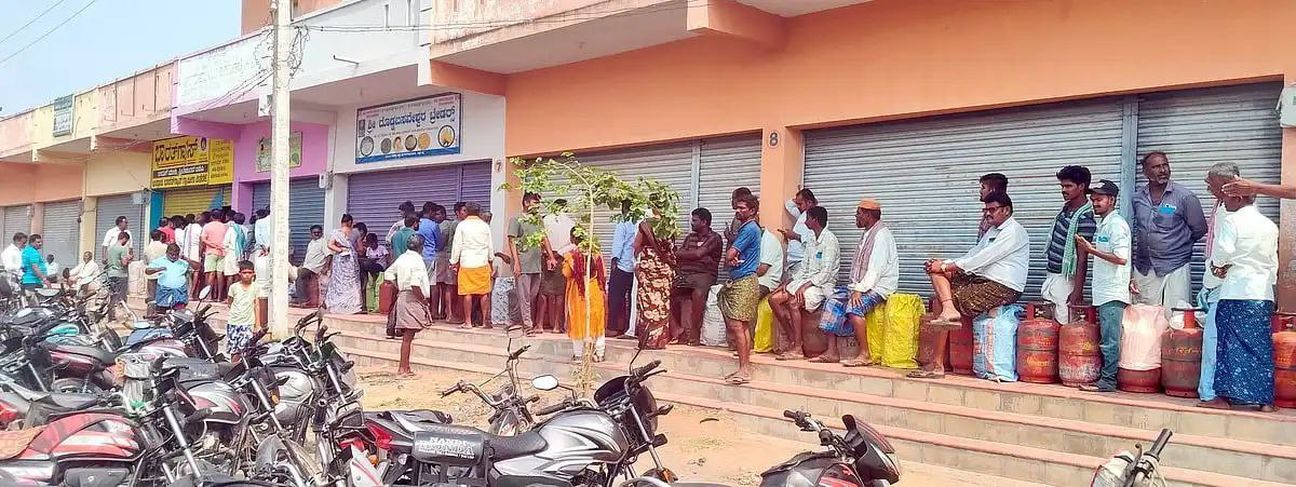 गैस सिलेंडर की कमी की आशंका से उमड़ी भीड़