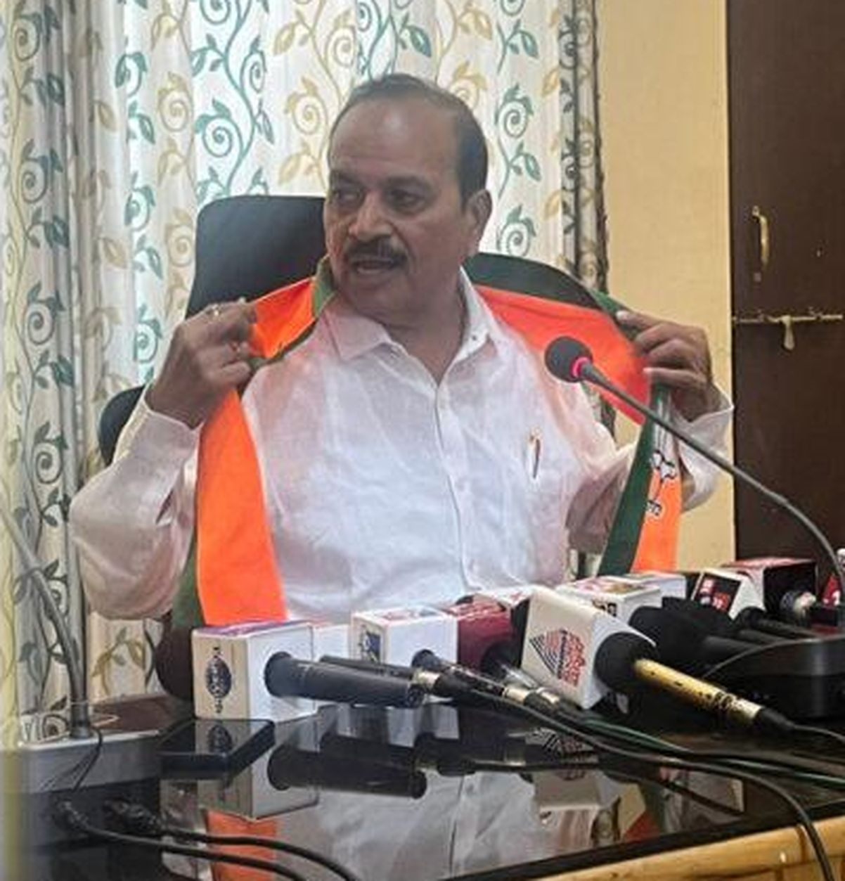 टिकट न मिलने पर भाजपा अनुशासन समिति अध्यक्ष का इस्तीफा