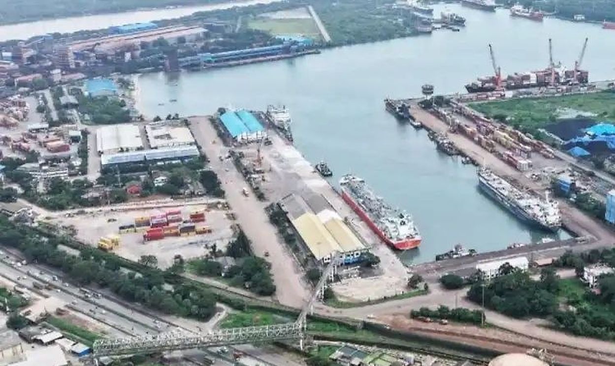 मेंगलूरु बंदरगाह पर एलपीजी और कच्चे तेल के जहाजों की आमद