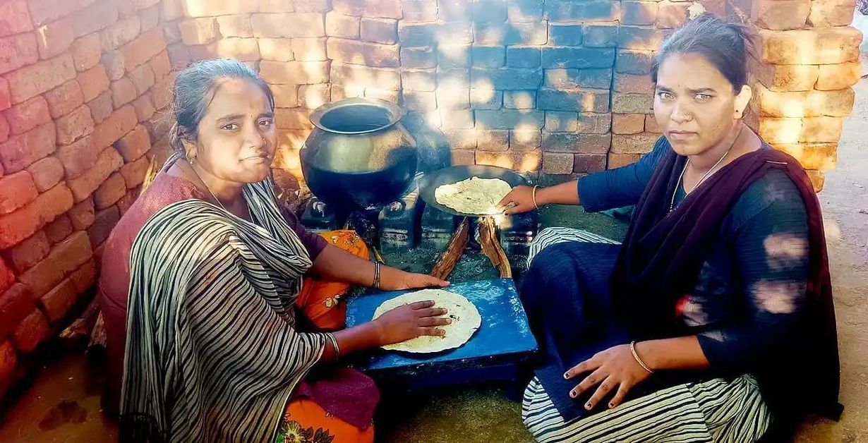 गैस सिलेंडर की किल्लत से नरेगल बेहाल, चूल्हों पर लौटे लोग