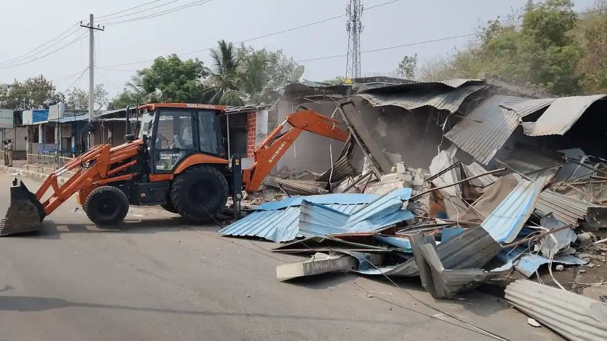 रायचूर में हाईवे किनारे 35 अवैध दुकानें ध्वस्त