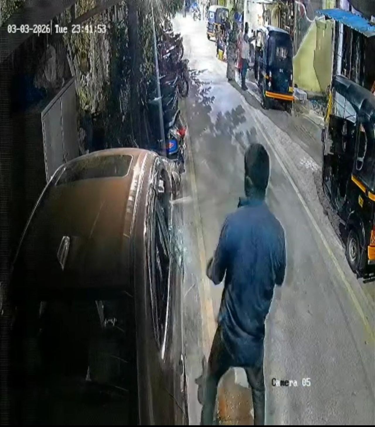 खड़ी कार के शीशे तोड़कर फरार