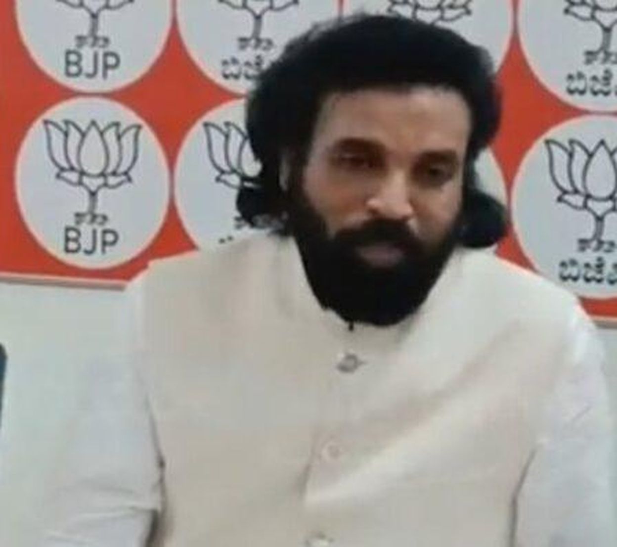 "स्पीकर खादर, सीएम की कुर्सी भी रिपेयर कराएं"