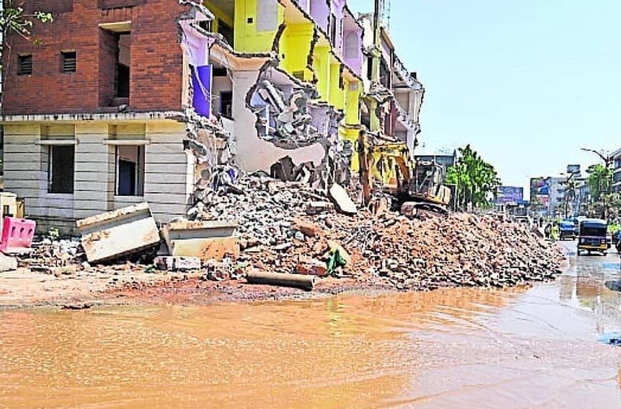 पुलिस थाने की इमारत तोड़ने से सड़क पर मलबा, यातायात प्रभावित