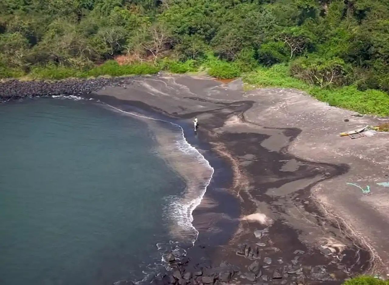 कारवार के तीलमाती बीच से काला रेत चोरी का आरोप