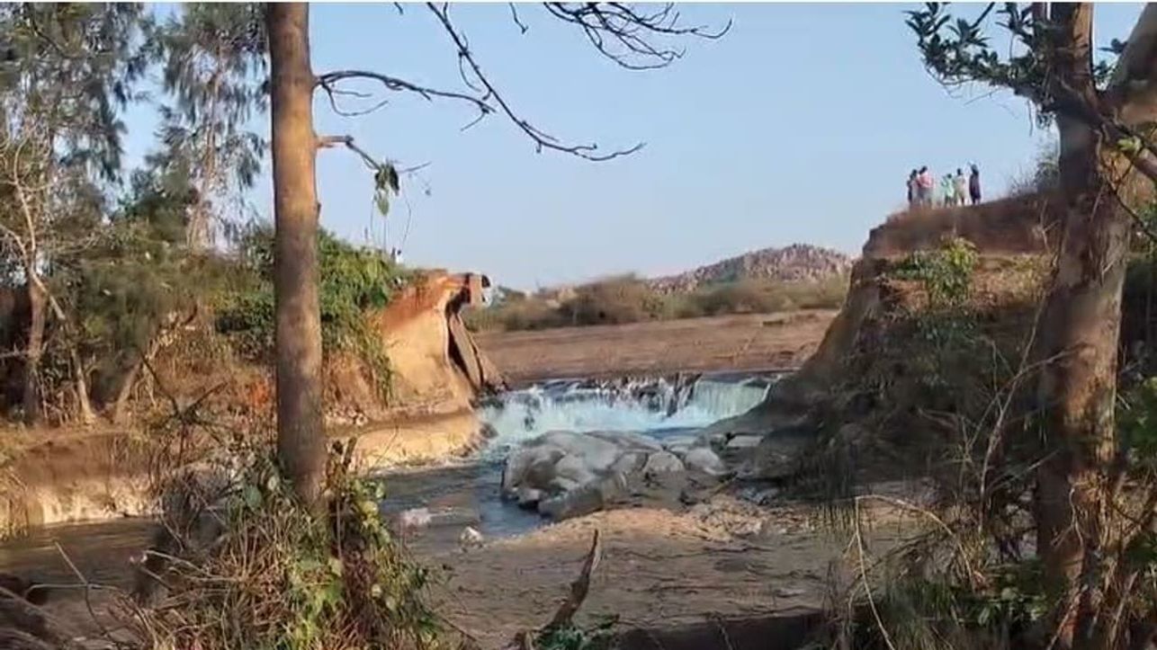 तुंगभद्रा नहर टूटी, नदी में बहा पानी