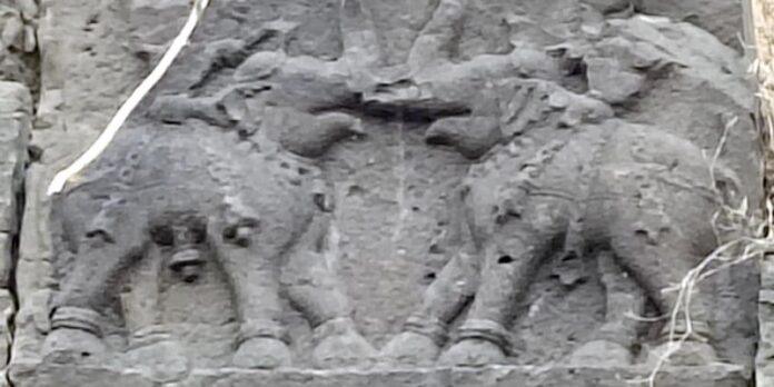 देवगिरि यादवों के गजदल का दुर्लभ उभरा हुआ शिल्प मिला