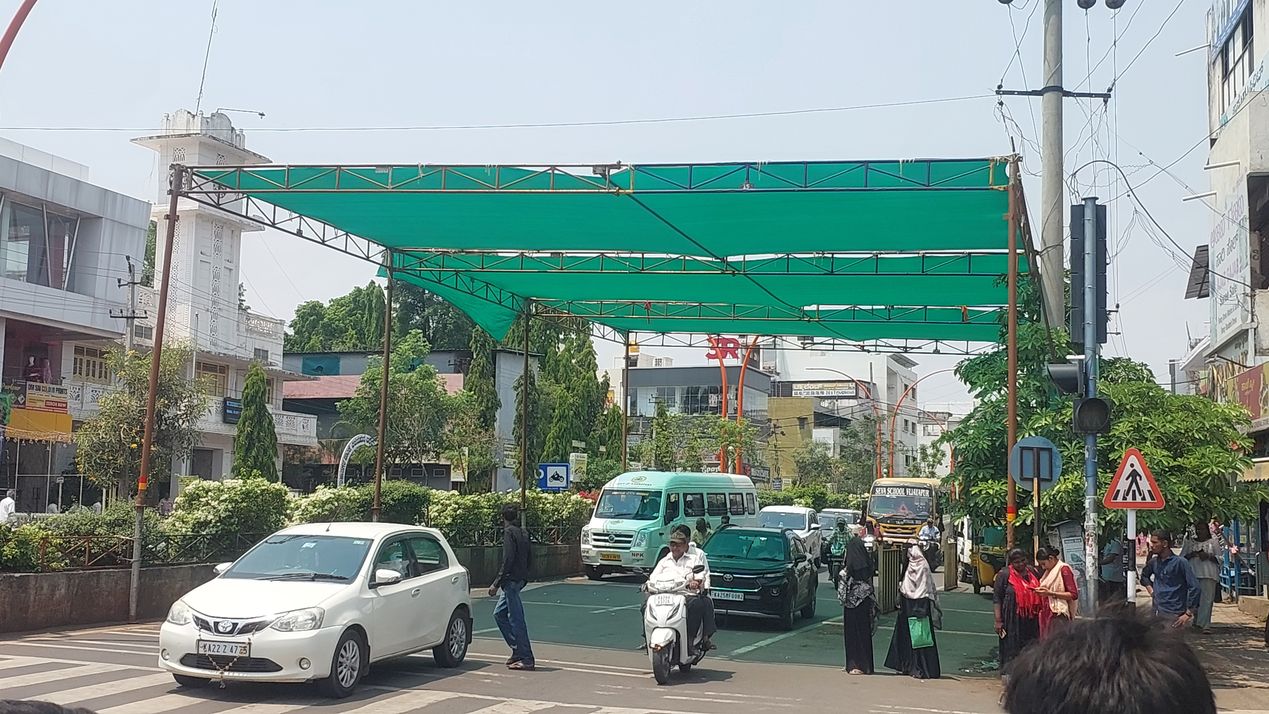 तपती गर्मी से राहत: विजयपुर में ट्रैफिक सिग्नलों पर लगाए गए छाया टेंट