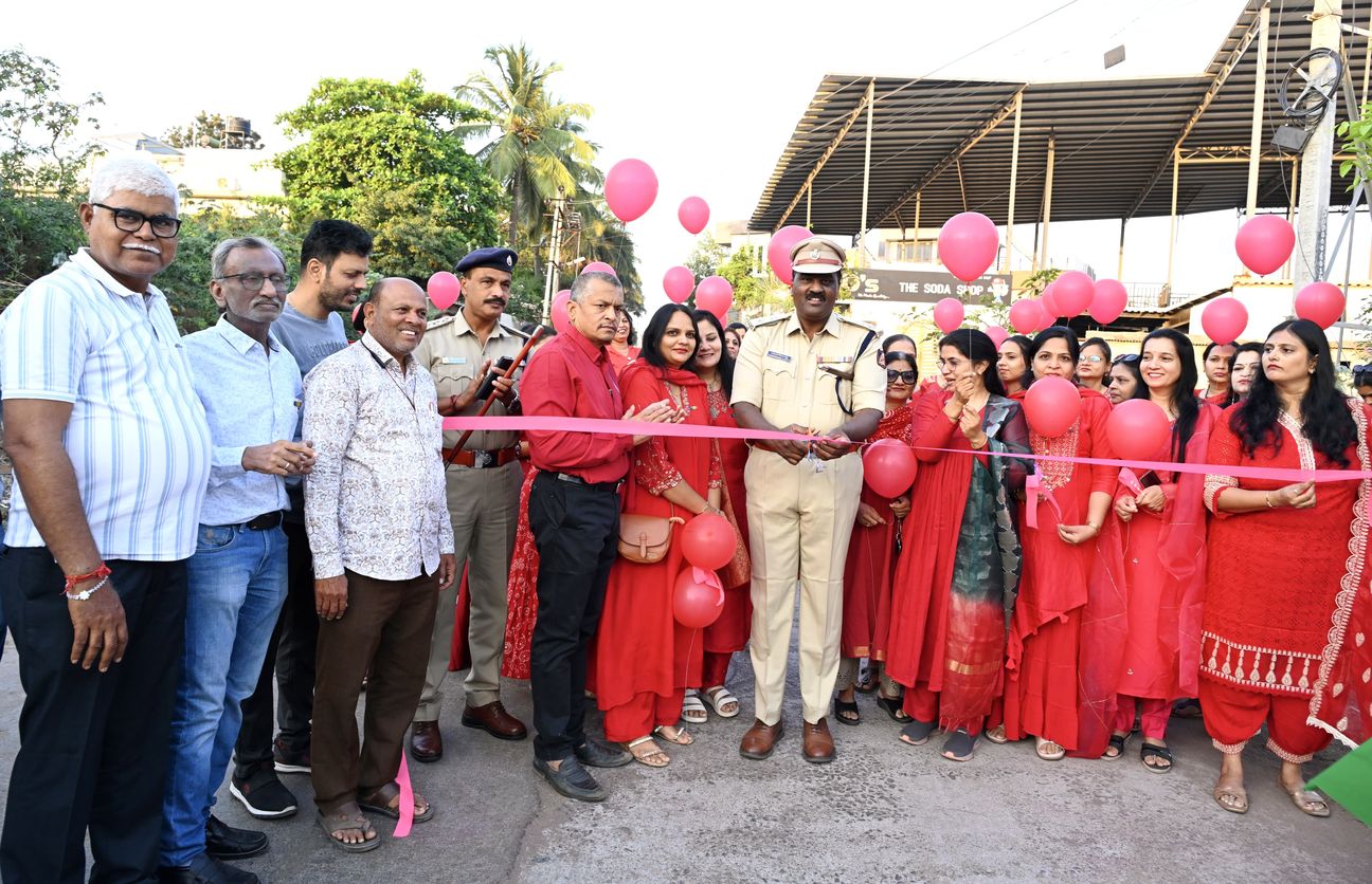 महिला दिवस पर कैंसर जागरूकता के लिए निकाली कार रैली