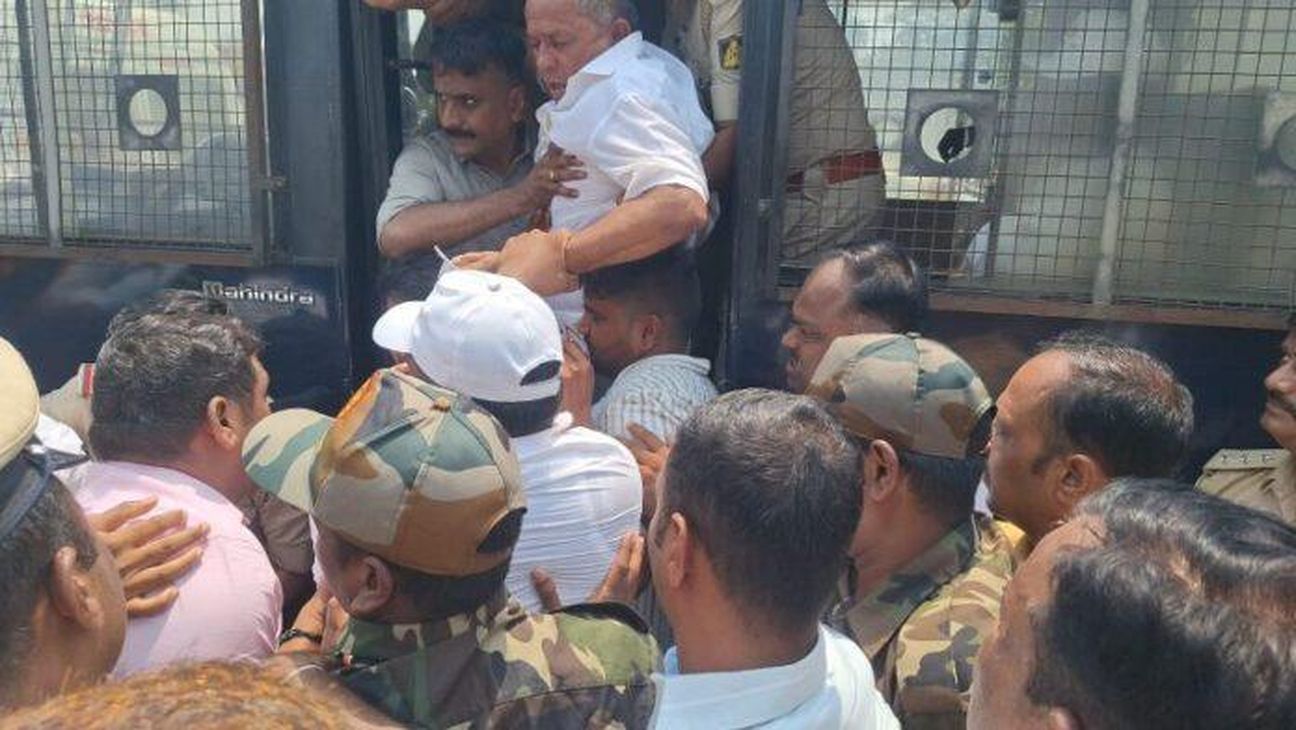 ‘लेखा दो’ आंदोलन तेज; वचनानंद स्वामी को हटाया