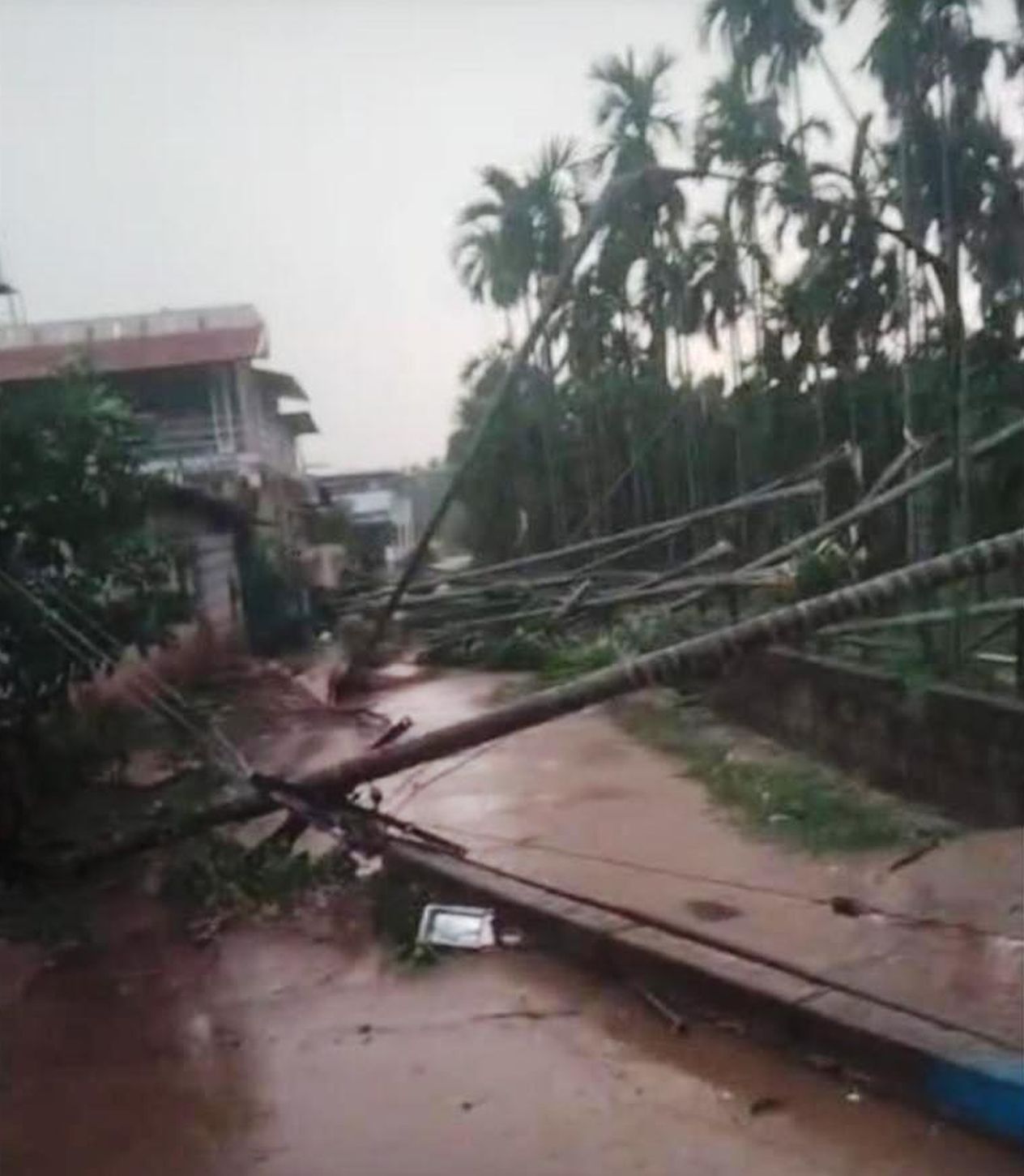 भीषण आंधी ने मचाई तबाही