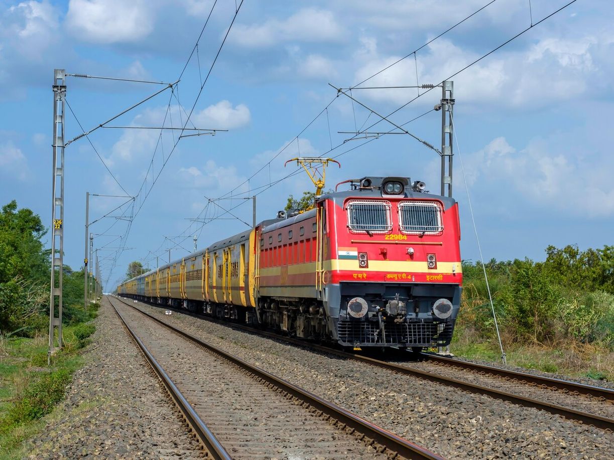 धीमी रफ्तार ट्रेनों पर खत्म ‘सुपरफास्ट’ चार्ज