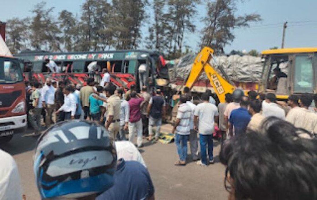 बस-लॉरी की भिड़ंत, दो की मौत