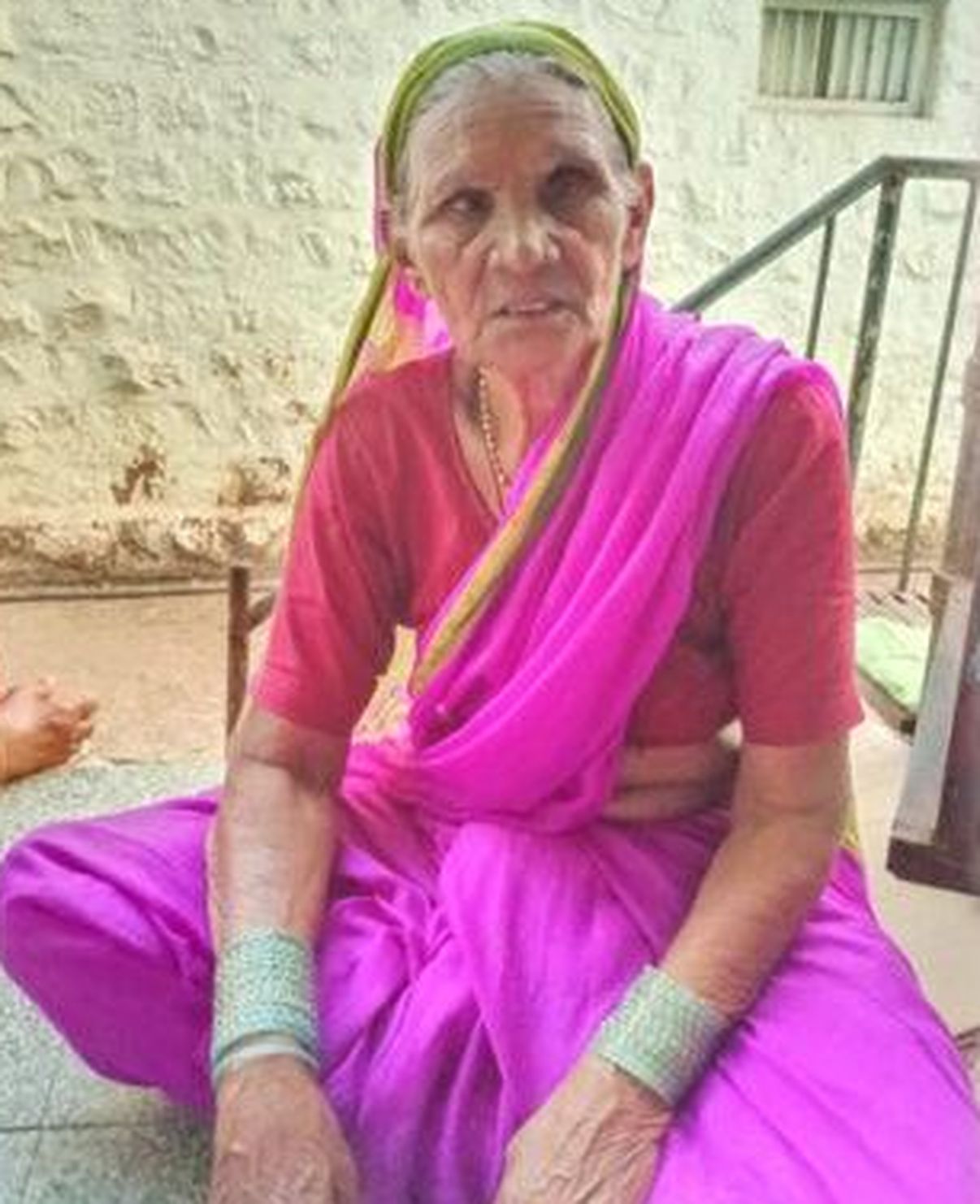 पेंशन बंद होने से 84 वर्षीय बुजुर्ग महिला परेशान