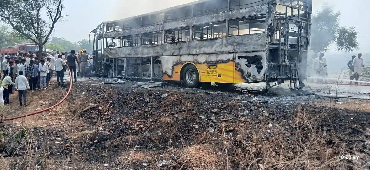 सड़क दुर्घटना में नौ की मौत, एक बालक जीवित