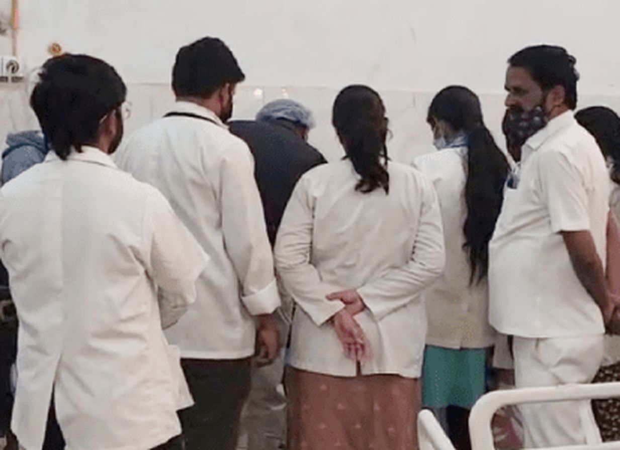 40 से अधिक लोग फूड पॉइजनिंग से बीमार