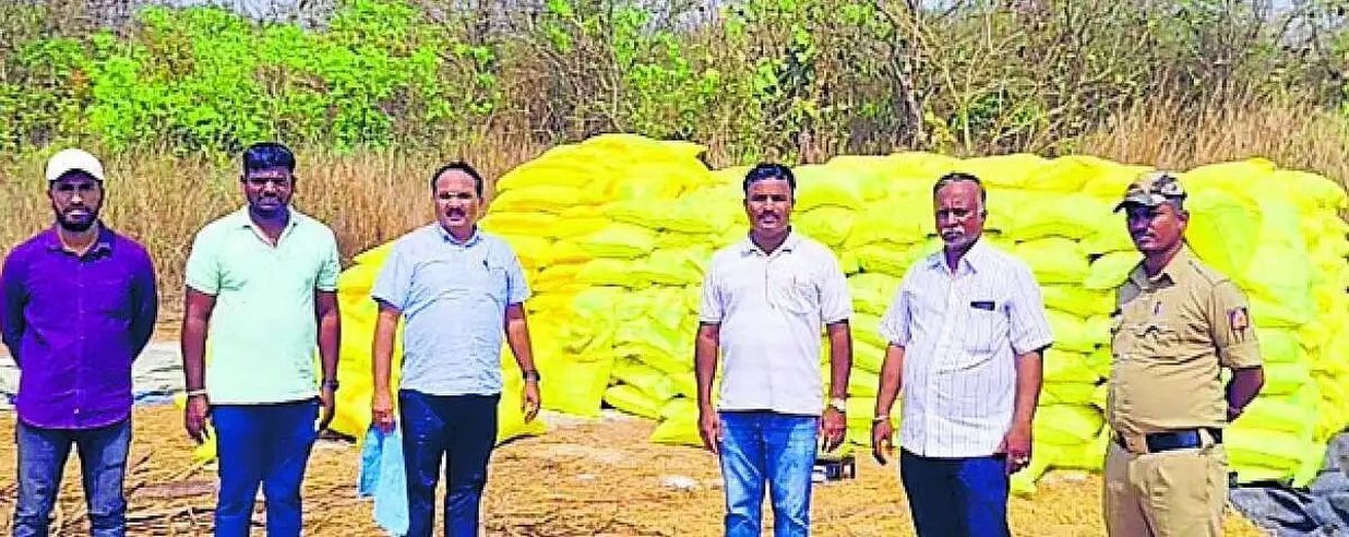 अवैध रूप से रखा 425 बोरी यूरिया जब्त