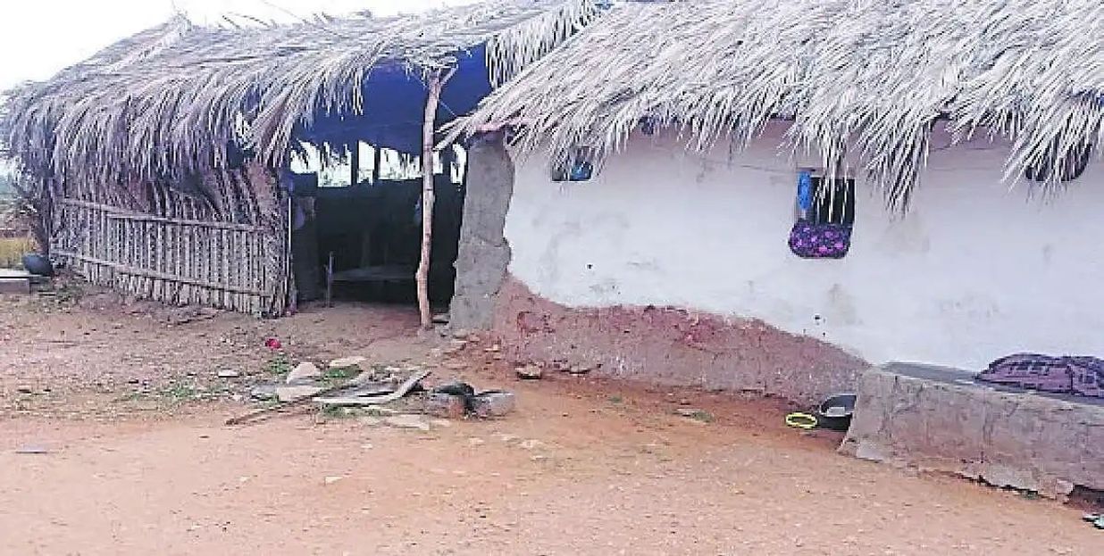 60 हजार रुपए न जुटे, घर अधूरा—मां-बेटियां बेबस