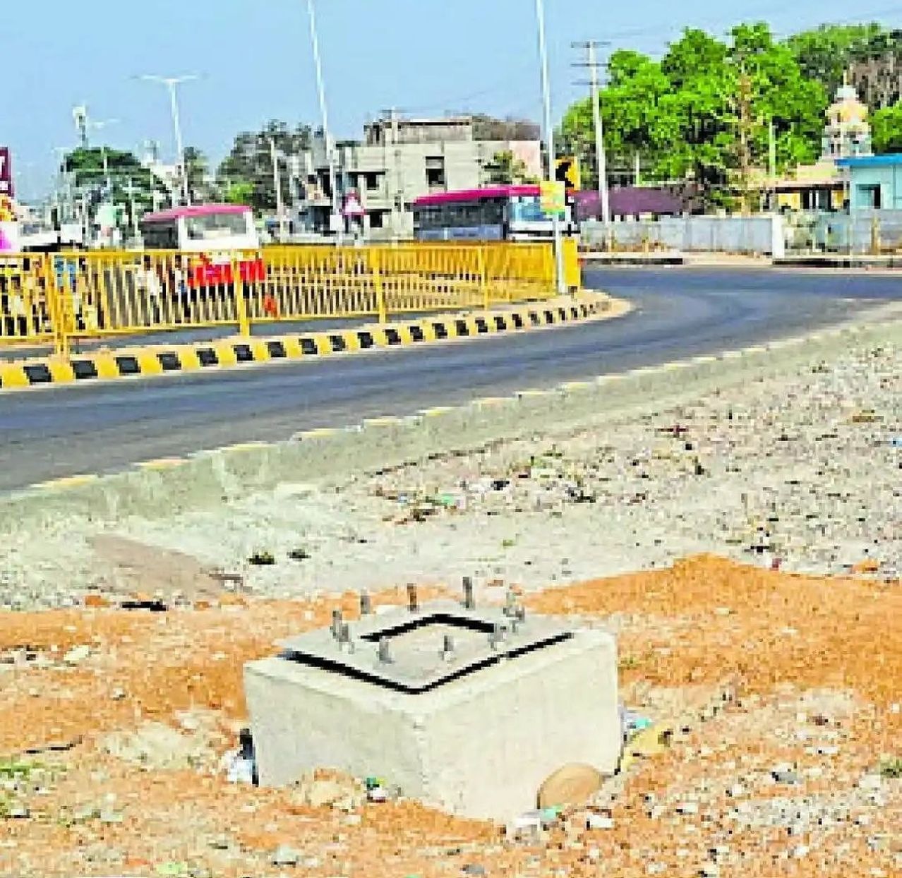 अधूरे नाले, बंद स्ट्रीट लाइट और खोदी सड़कें बनी मुसीबत