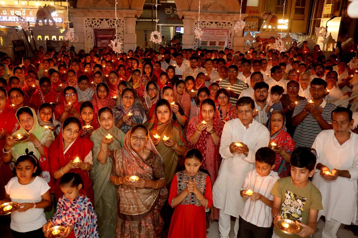 उत्सवों के मूल उद्देश्य को समझें, आडंबर से बचें