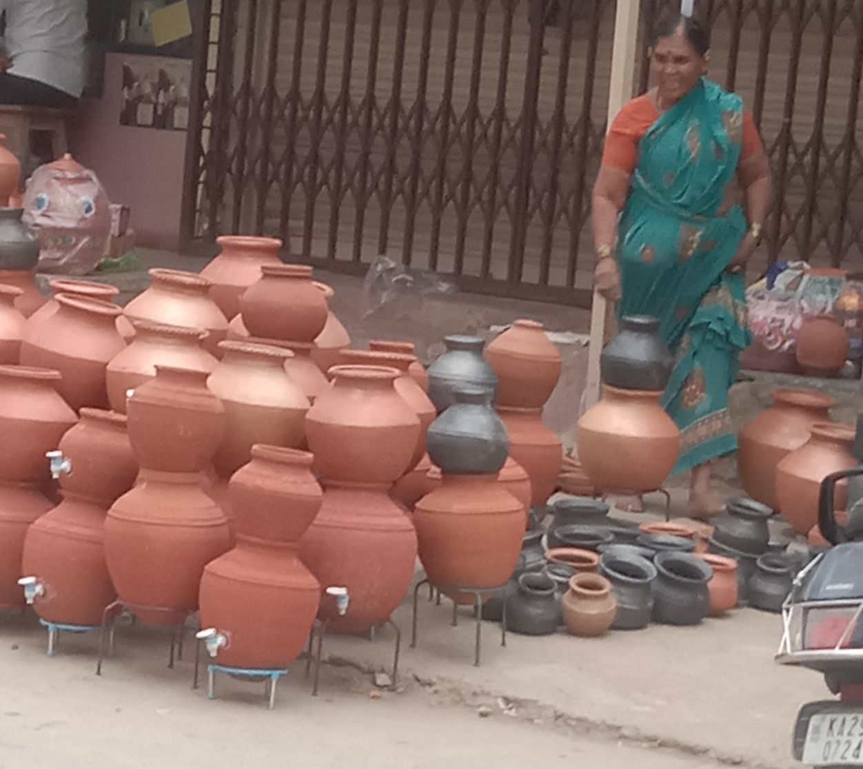 तेज गर्मी में ‘गरीबों का फ्रिज’ बना सहारा