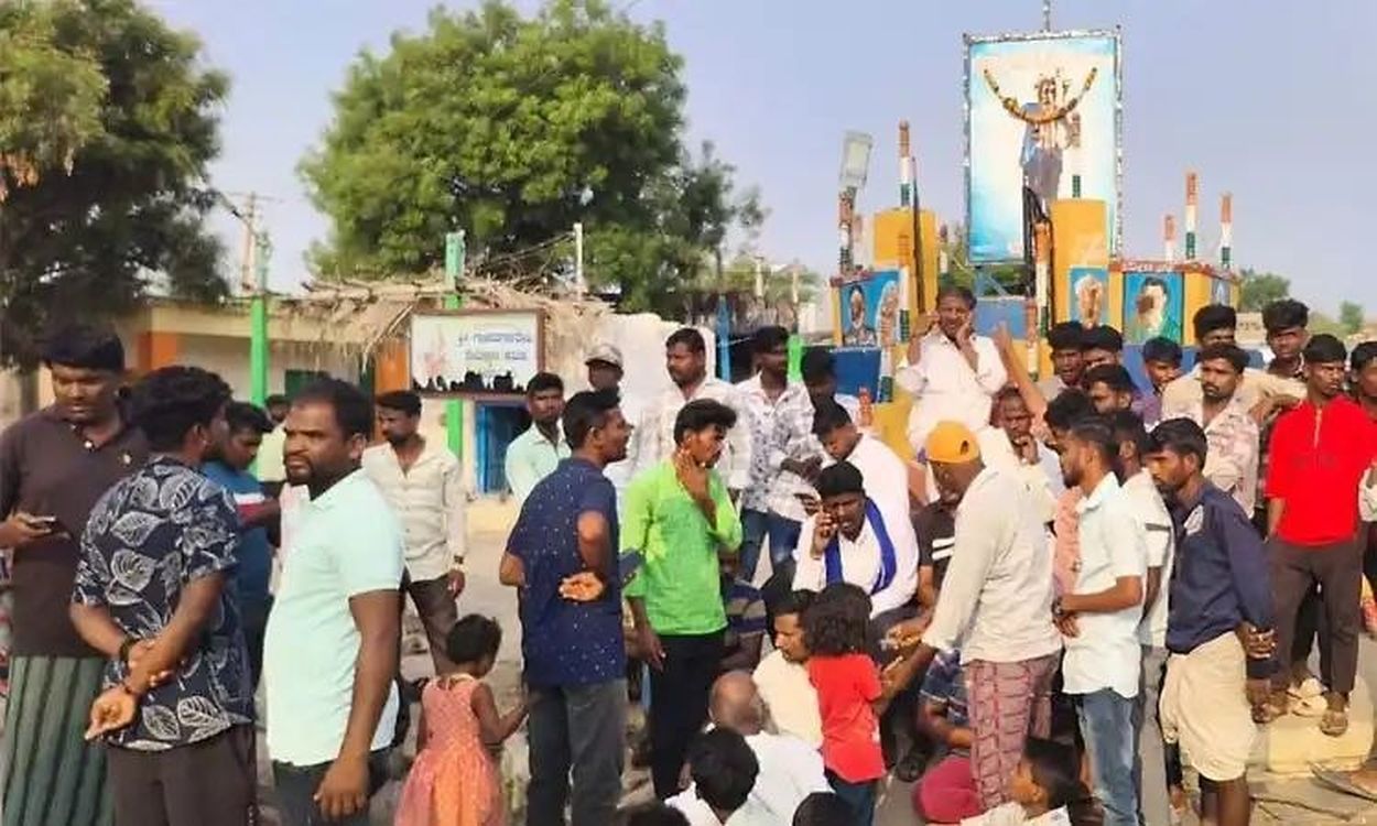 महापुरुषों के चित्रों का अपमान, ग्रामीणों में आक्रोश