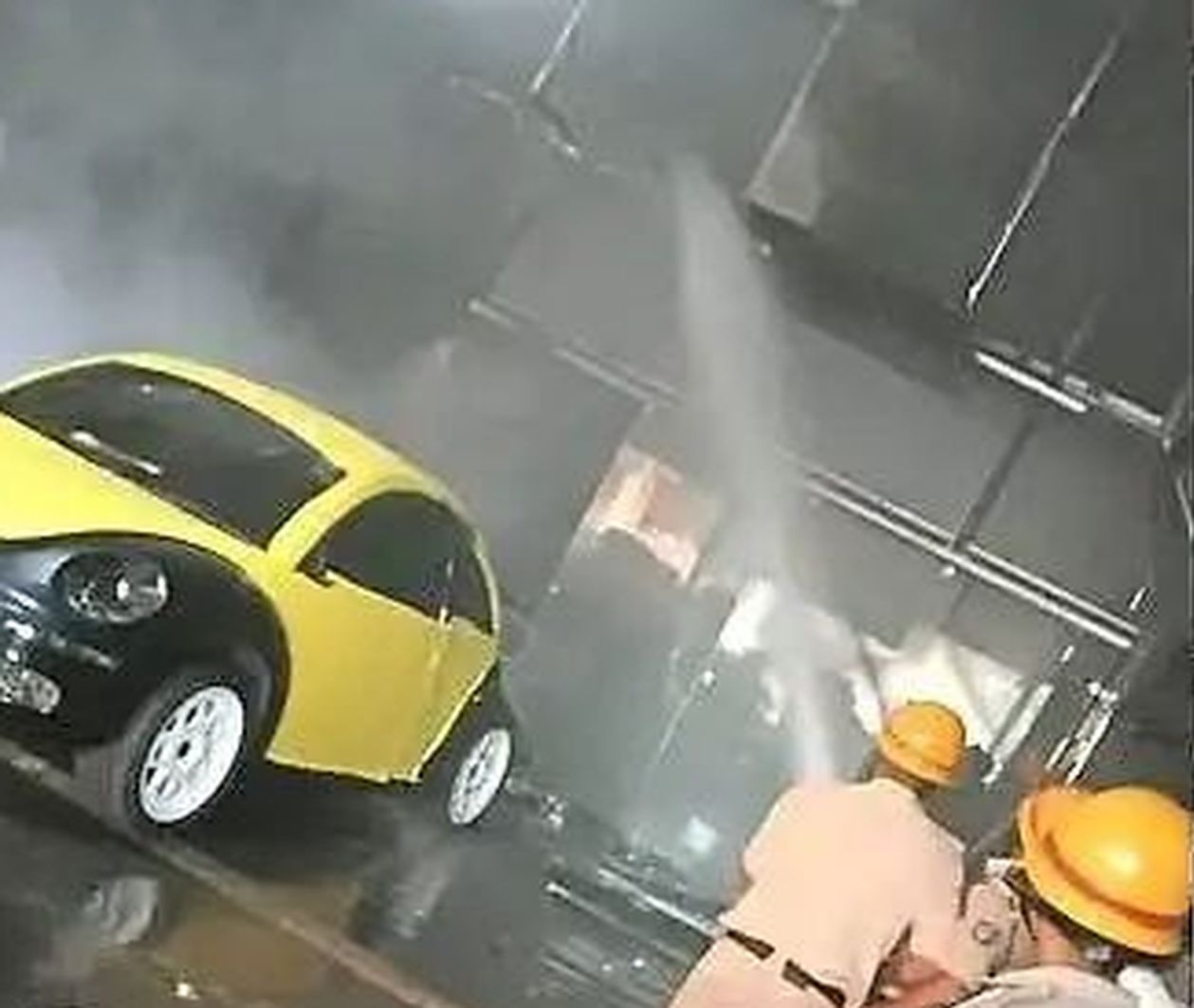 कार अल्टरेशन सेंटर में भीषण आग, तीन कारें जलकर खाक