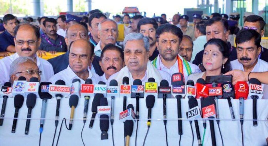 मोदी से ‘कान में बातचीत’ पर सियासत तेज