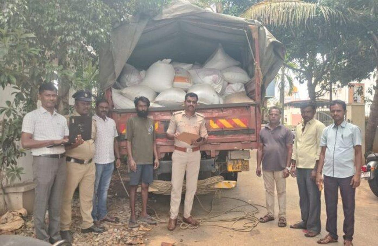 राशन अनाज की अवैध ढुलाई का शक, पुलिस ने जब्त किया ट्रक