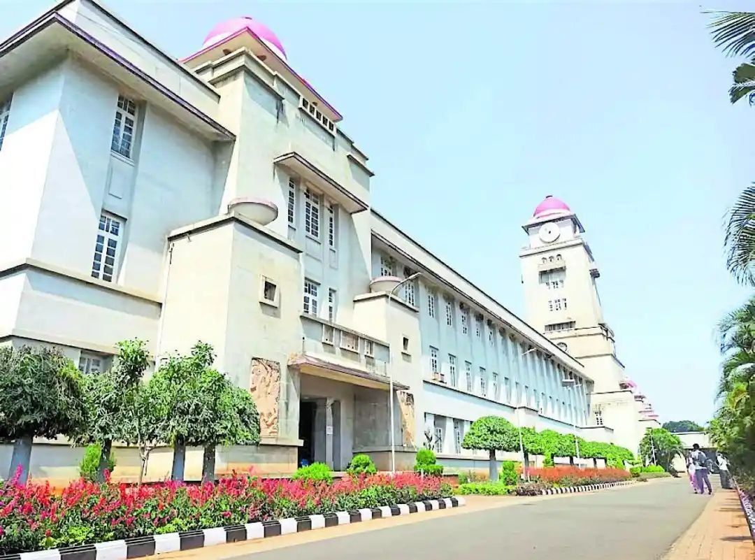 धारवाड़ विश्वविद्यालय में पीजी दाखिले घटे, कई विभागों में आधी सीटें खाली