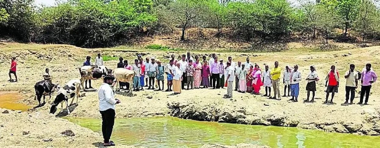 गोमाल भूमि पर प्लॉट निर्माण का ग्रामीणों ने किया विरोध